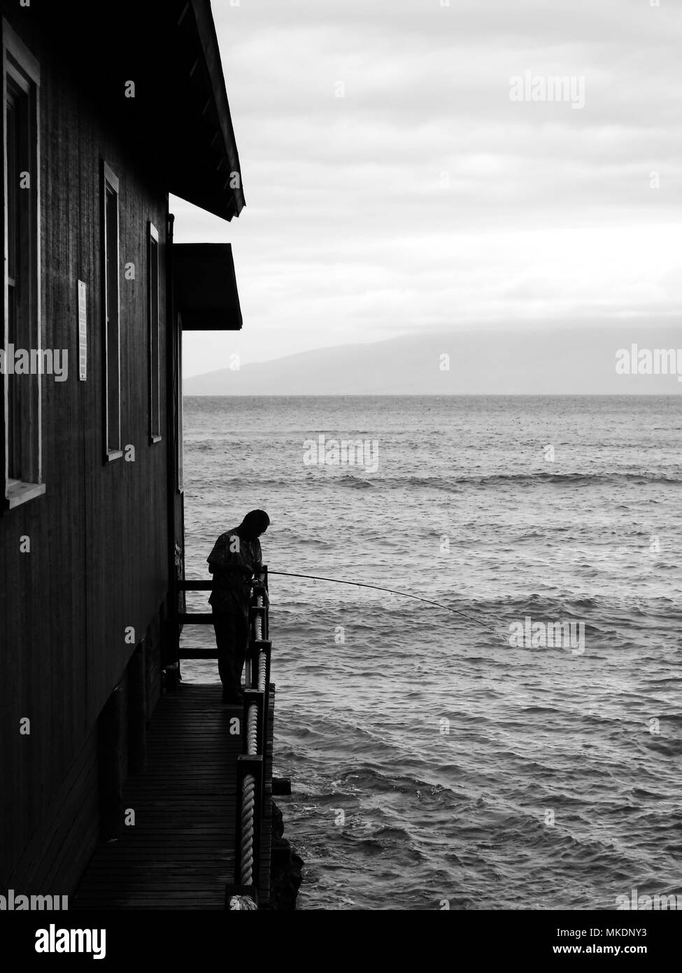 L'homme à côté du bâtiment de pêche Banque D'Images