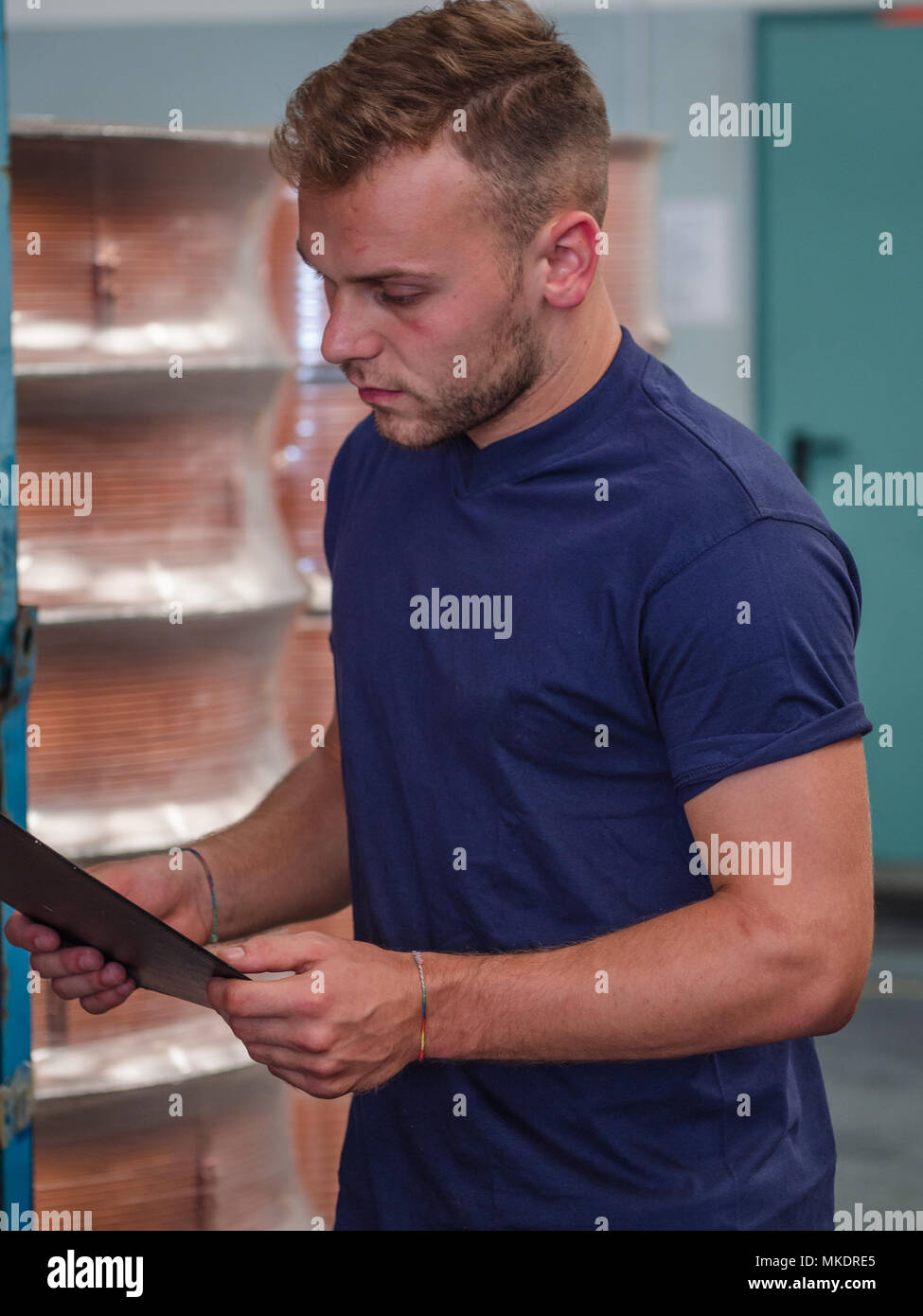 L'agent de contrôle de la qualité dans une entreprise de construction métallique. Banque D'Images