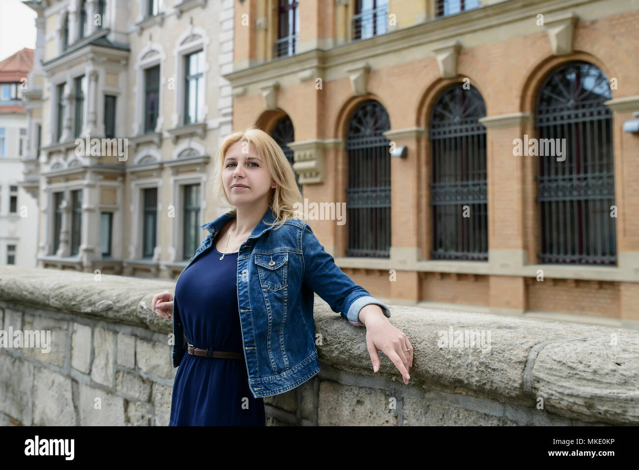 Belle jeune fille blonde modèle dans la vieille ville au printemps Banque D'Images