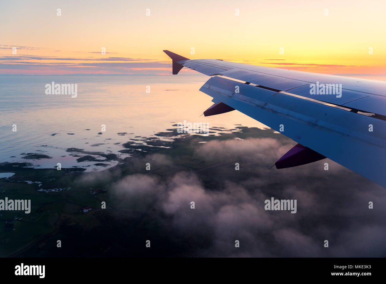 Vue à travers la fenêtre de l'avion Banque D'Images
