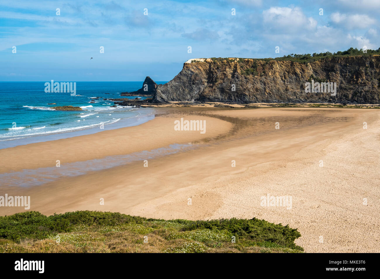 Sunny Beach avec des falaises Banque D'Images
