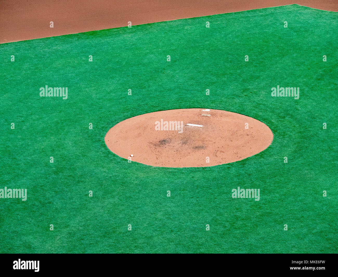 Le vide d'un monticule de baseball pitcher en attente Banque D'Images