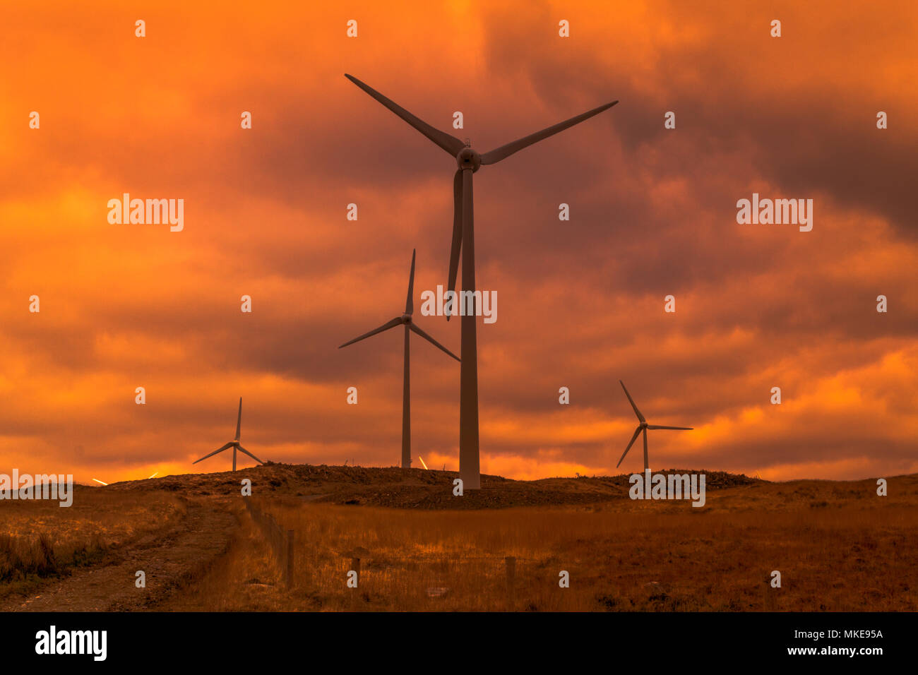 Les aubes de turbine tournant sur une ferme éolienne, d'éoliennes sur une colline de West Cork, Irlande Banque D'Images