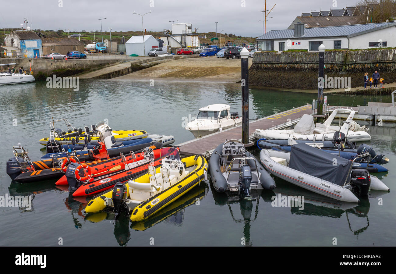Ponton flottant avec les bateaux gonflables rigides amarrée le long de port de Baltimore, en Irlande. Banque D'Images