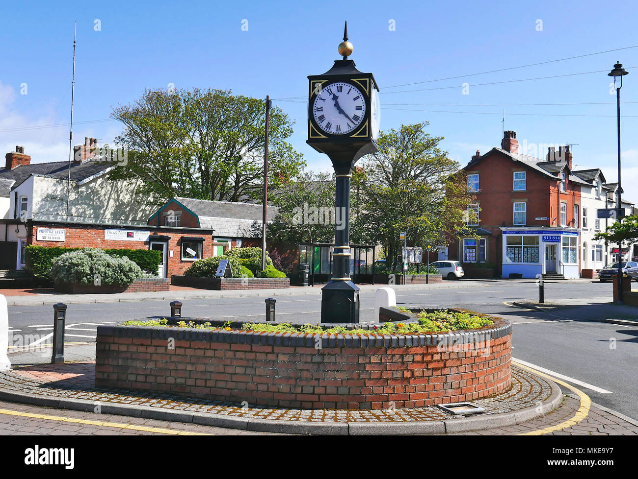 L'horloge du village et arrangement de fleurs au centre de Knott fin,village,Lancashire UK Banque D'Images