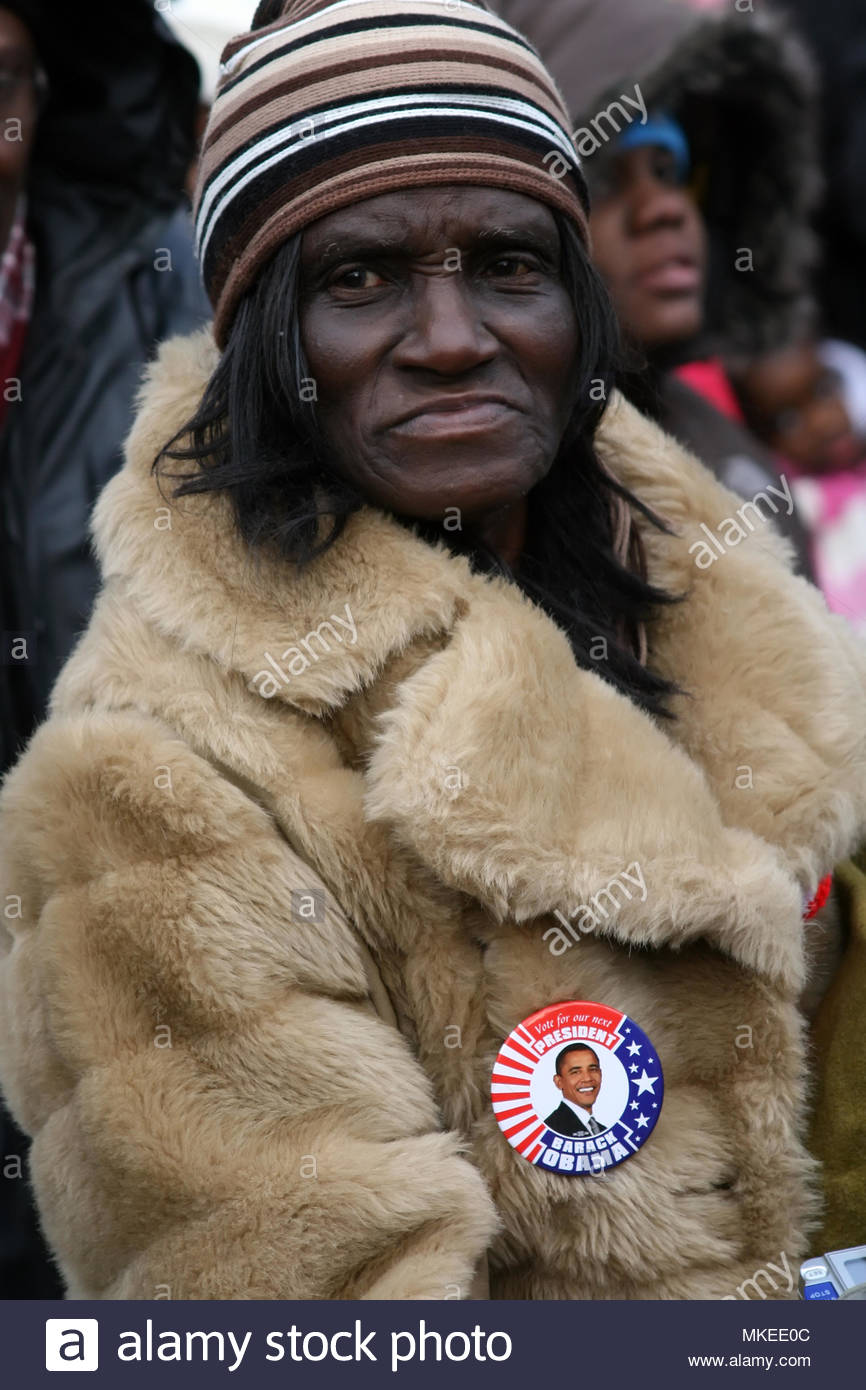 Washington D.C., États-Unis - une vieille femme noire porte une broche de  support Barak Obama lors de son investiture présidentielle Photo Stock -  Alamy