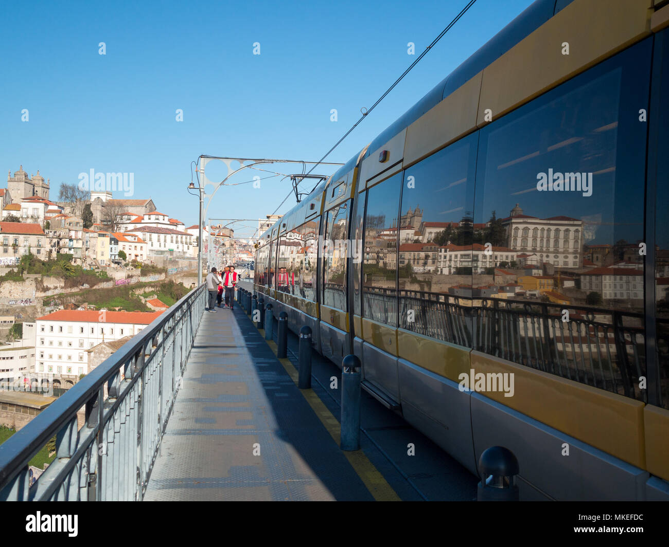 Oporto city reflétée dans le train traversant le Pont Dom Luis Banque D'Images