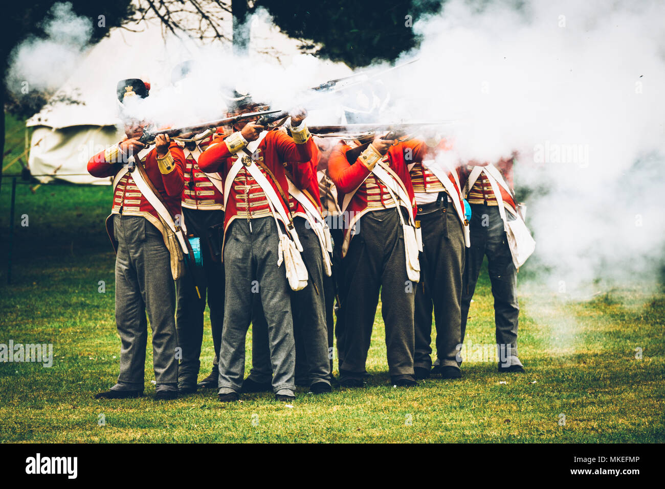 Groupe d'hommes dans une bataille de fusils de tir loisirs Banque D'Images