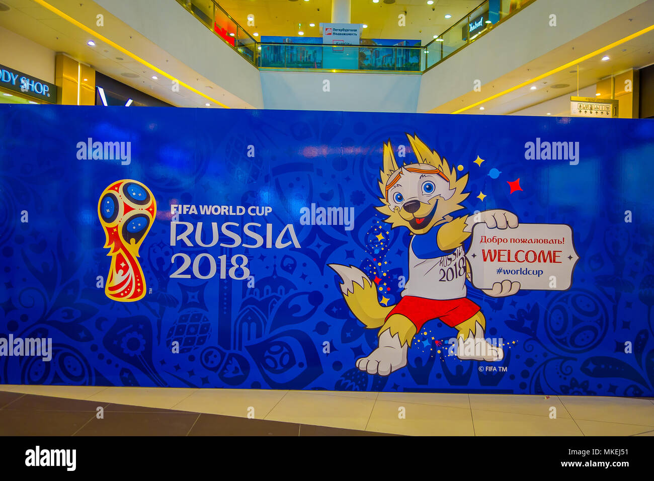 ST. PETERSBURG, Russie, 02 mai 2018 : La mascotte officielle de la Coupe du Monde FIFA 2018 Zabivaka loup sur la place théâtrale Park du football tenant un panneau de bienvenue dans l'image Banque D'Images