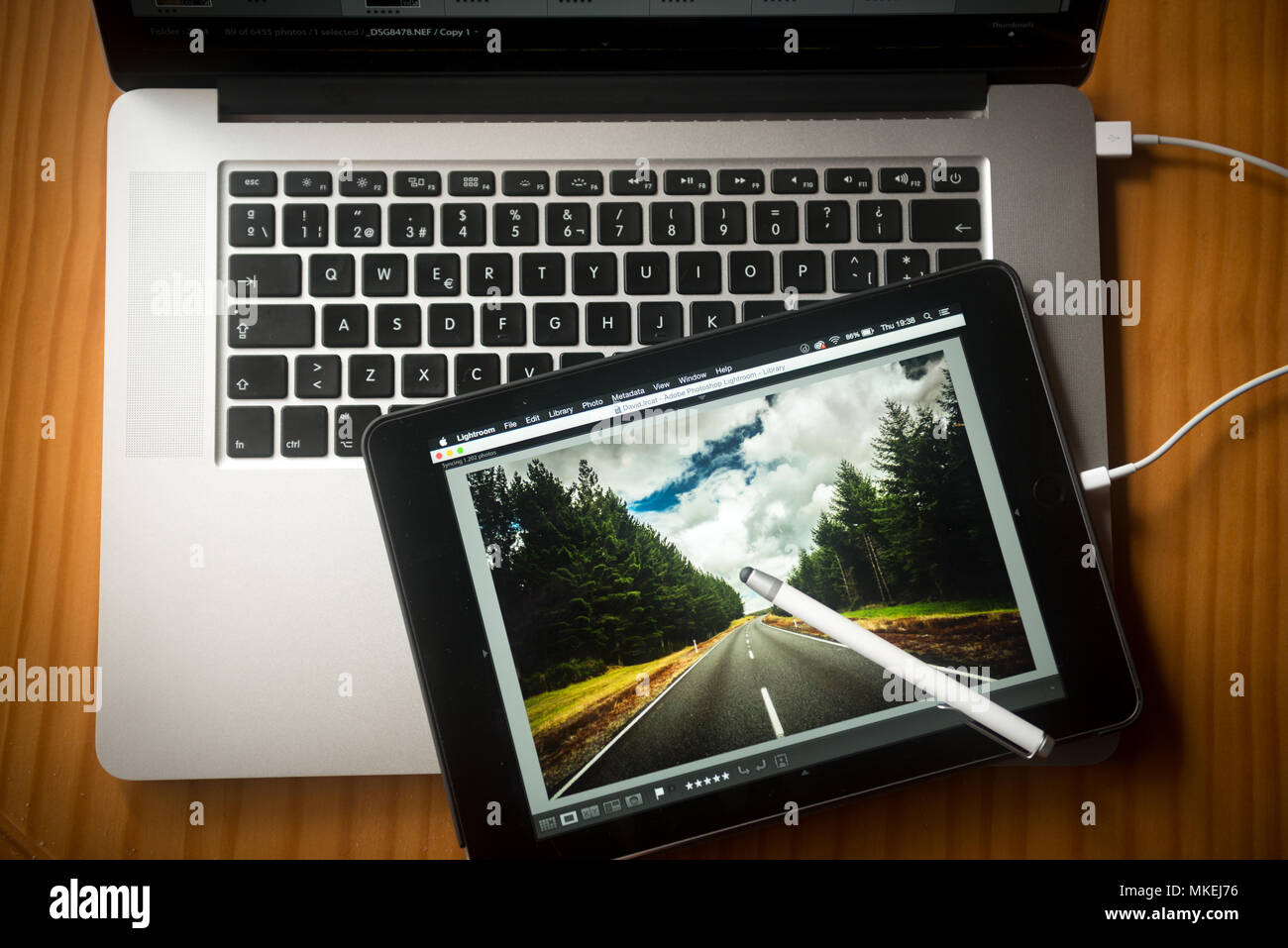 Un ordinateur portable et un câble connecté à l'aide d'un comprimé Banque D'Images