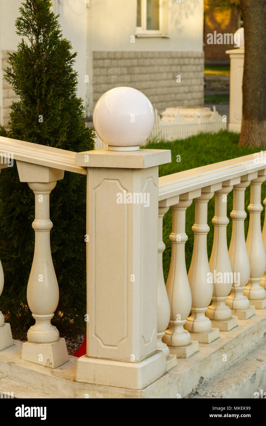 L'angle de la balustrade avec les locataires est décorée d'une lampe de rue  ronde sous la forme d'une balle Photo Stock - Alamy