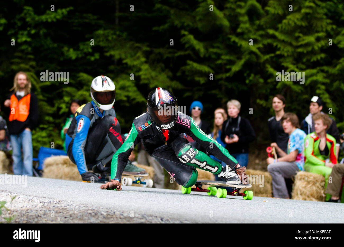 Embarquement long vers le bas-Hill où un longboarder peut atteindre des vitesses de plus de 100 km/h. Banque D'Images