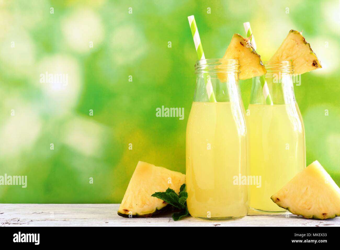Jus d'ananas dans la bouteille de lait avec un fond plein air concentré Banque D'Images