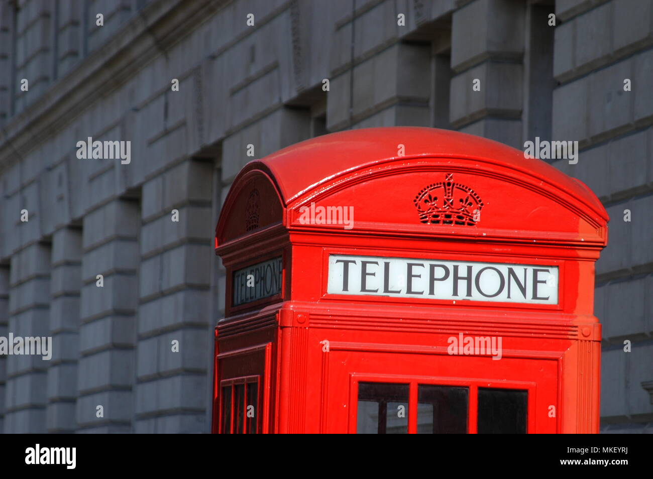 L'iconic London phonebox rouge vif comme encore vu sur de nombreuses rues de la ville de Londres Banque D'Images