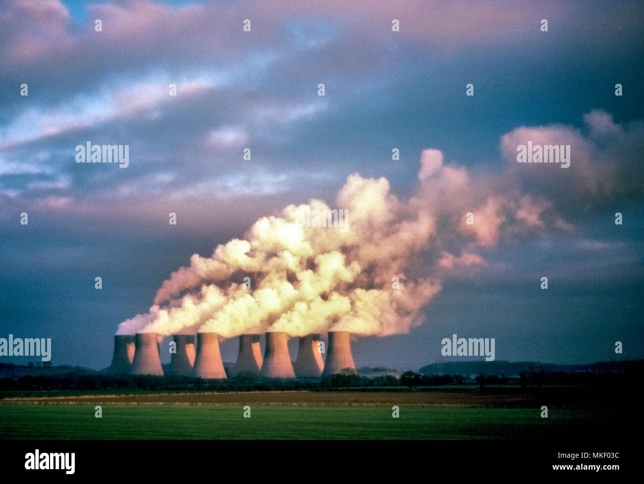 Des nuages de vapeur à partir de la dérive les huit tours de refroidissement d'une centrale nucléaire apparaissent comme un fléau pour les visuels une fois campagne bucolique de l'Angleterre. Le Royaume-Uni a établi sa première centrale nucléaire en 1956 ; en 2018, le Royaume-Uni comptait 15 réacteurs en service, qui a fourni 21 pour cent de cette nation de l'électricité. Banque D'Images