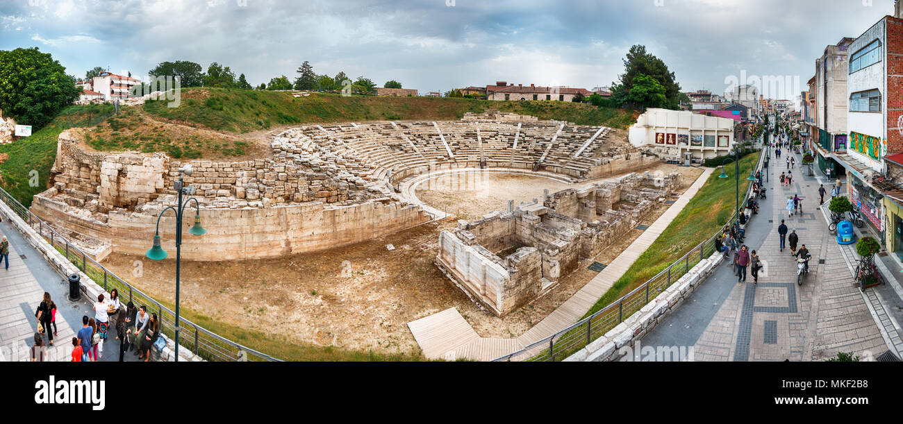 Larissa, Thessalie, Grèce - Mai 4th, 2018 : vue panoramique sur l'ancien théâtre d'abord le grand théâtre en plein air et le plus grand théâtre en Thessalie Banque D'Images