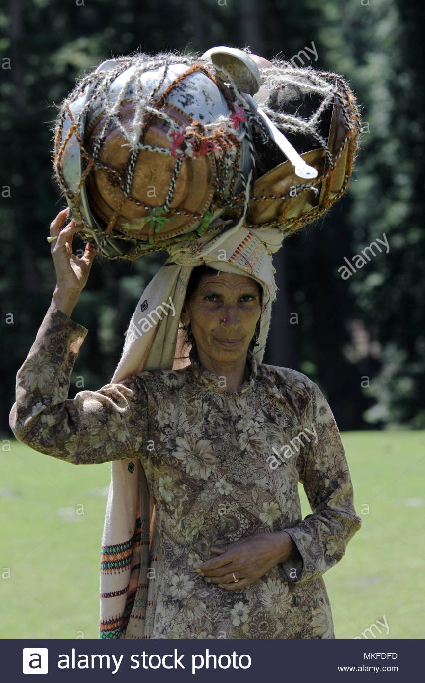 pahalgam-cachemire-inde-un-bakharwalli-nomades-femme-porte-un-grand-paquet-de-casseroles-sur-la-tete-alors-quelle-sapprete-a-demenager-mkfdfd.jpg