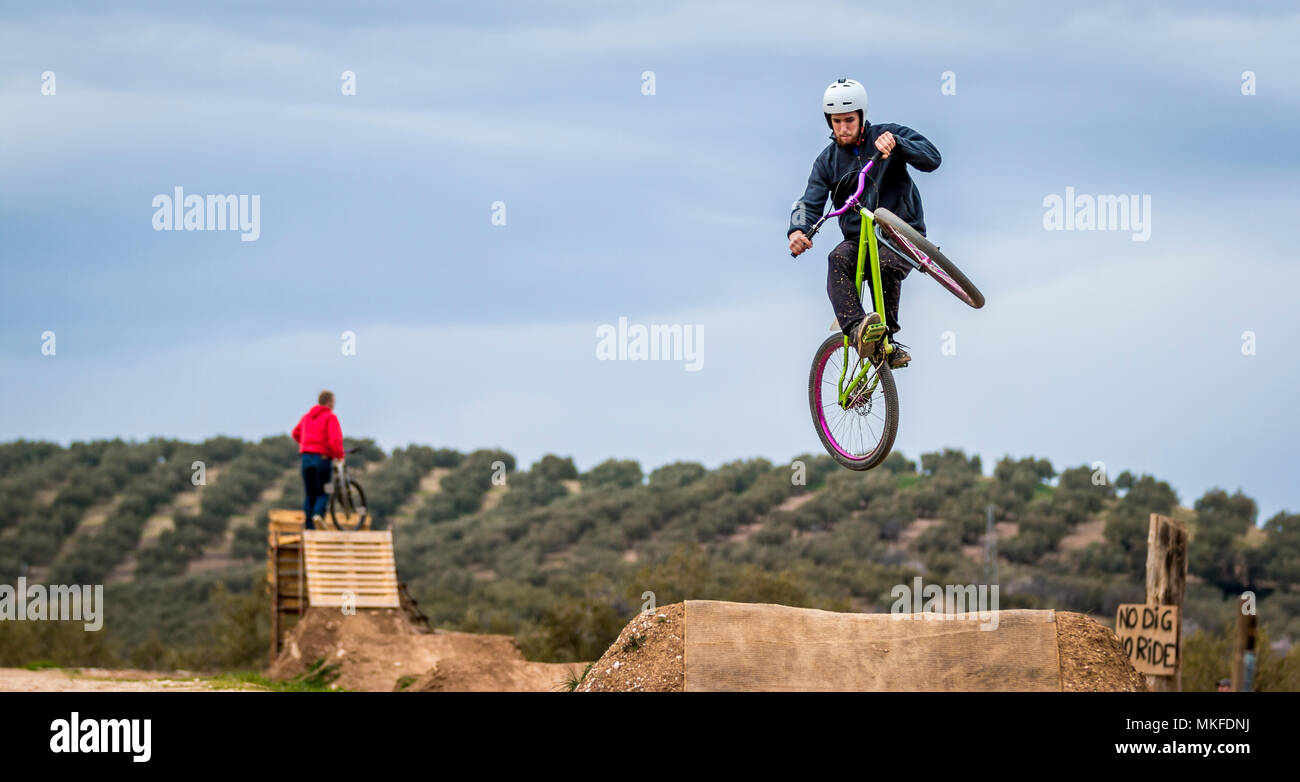 Casque sportif de l'affaire lors d'un saut à vélo dans la nature Banque D'Images