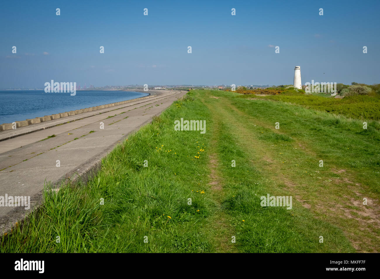 Meols plage près de Hoylake et New Brighton sur le Wirral dans Cheshire, à travers l'eau depuis Liverpool Banque D'Images