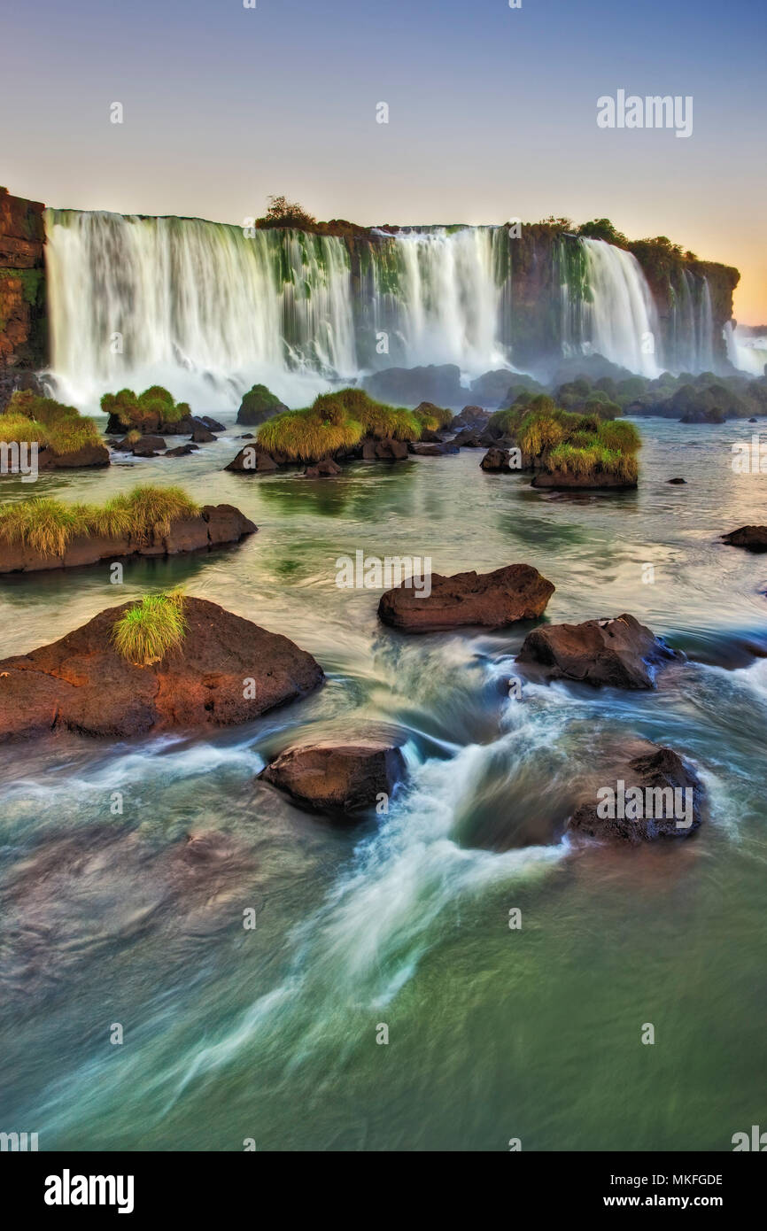 Chutes d'Iguaçu. La rivière Iguaçu falls est la plus grande des cascades dans le monde Banque D'Images
