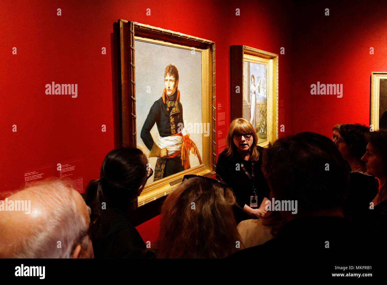 Un guide parlant à un groupe en face d'un portrait de Napoléon au Musée des beaux-arts de Montréal Banque D'Images