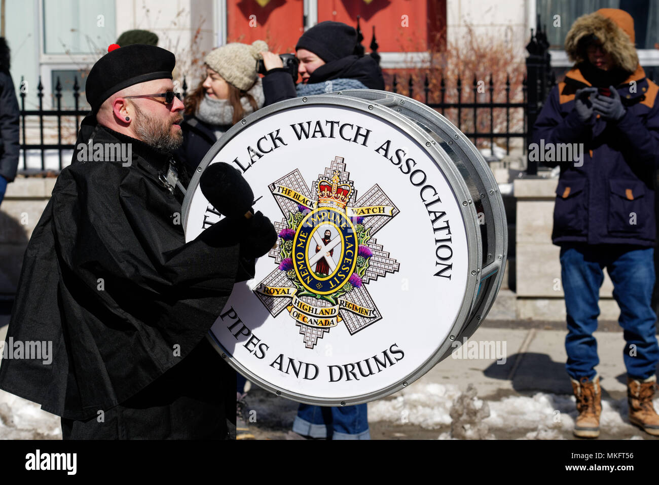 Un batteur des Black Watch sur le défilé de la St Patrick's Day fête à Montréal Banque D'Images