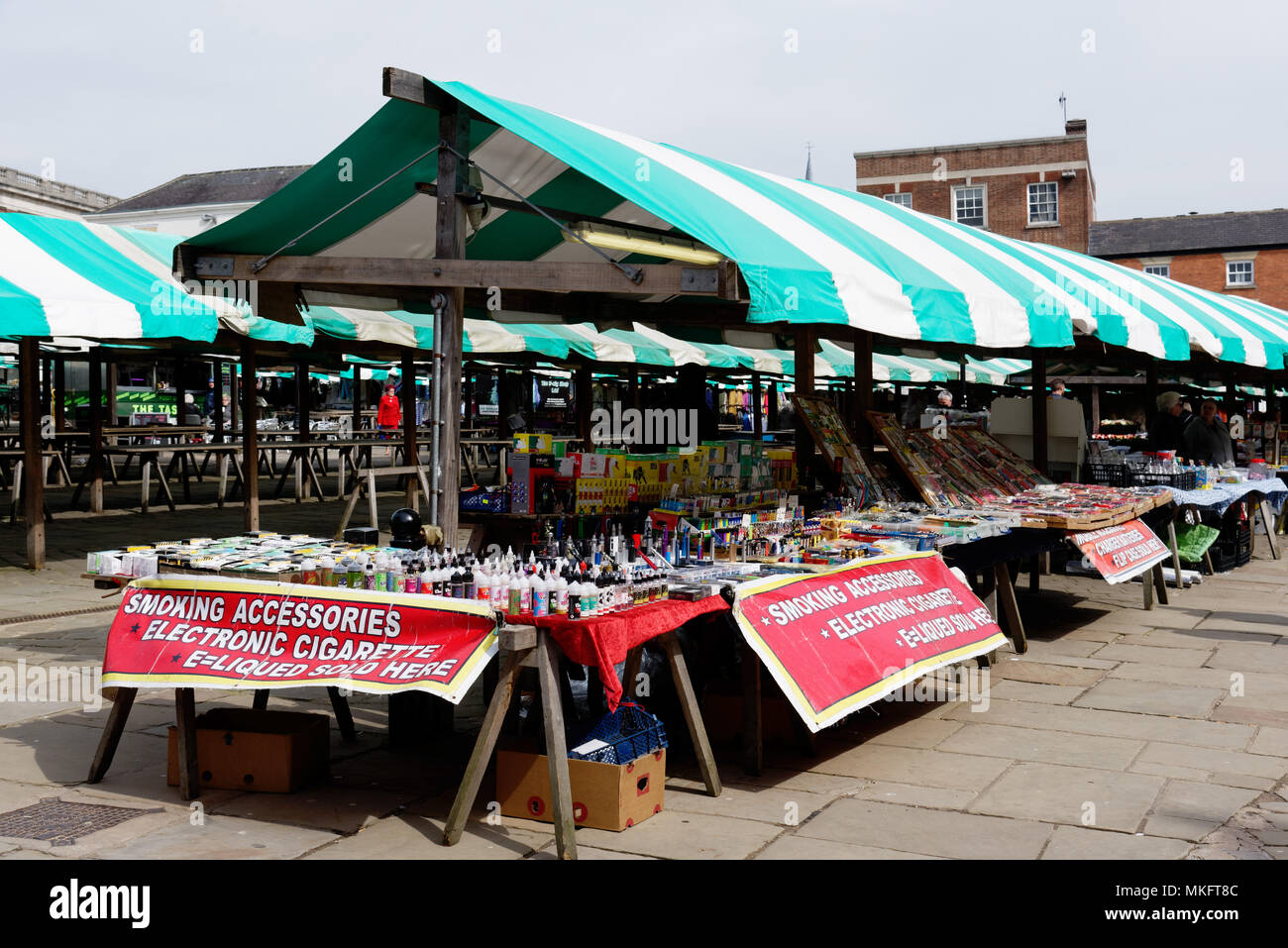 Vaping et e-cigarette en décrochage, marché de Chesterfield Derbyshire Banque D'Images