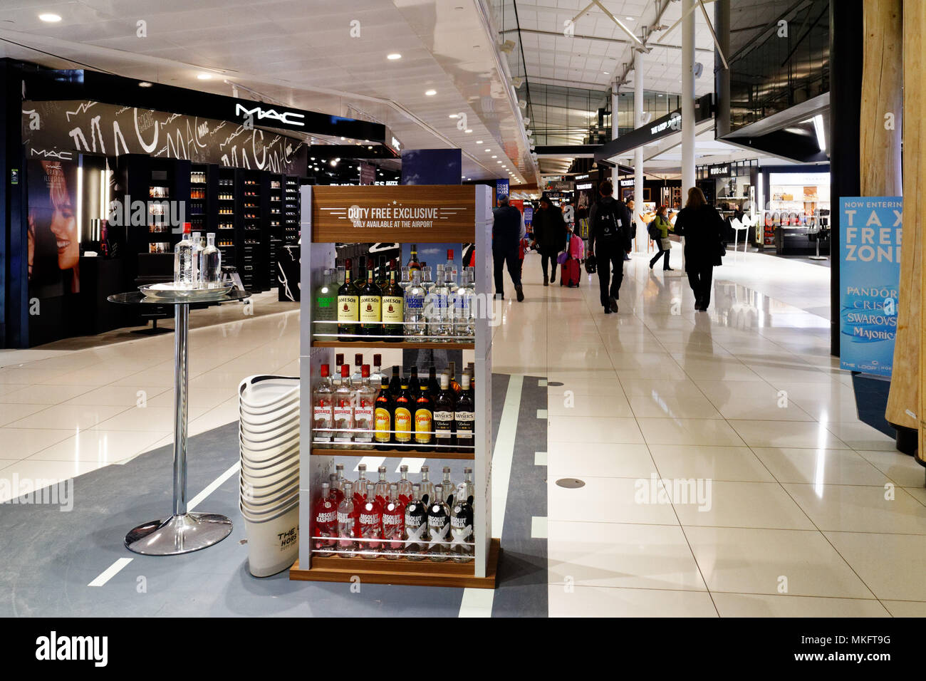 Les boutiques hors taxes dans la 'boucle' zone de shopping de l'aéroport Trudeau de Montréal Banque D'Images