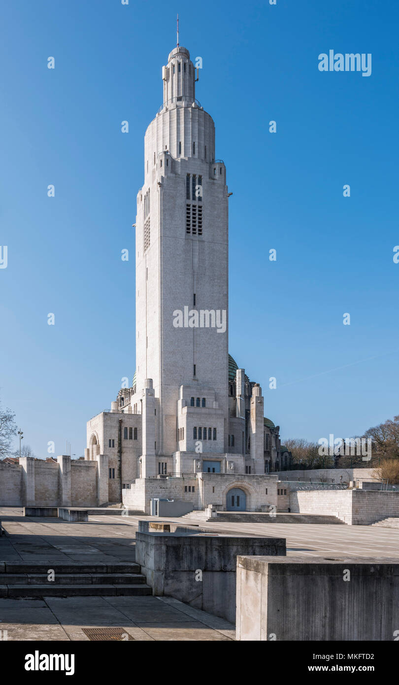 Mémorial de la Première Guerre mondiale, le mémorial interallié, ensemble, la Tour de l'Église et de l'esplanande, Liège, Wallonie, Belgique Banque D'Images