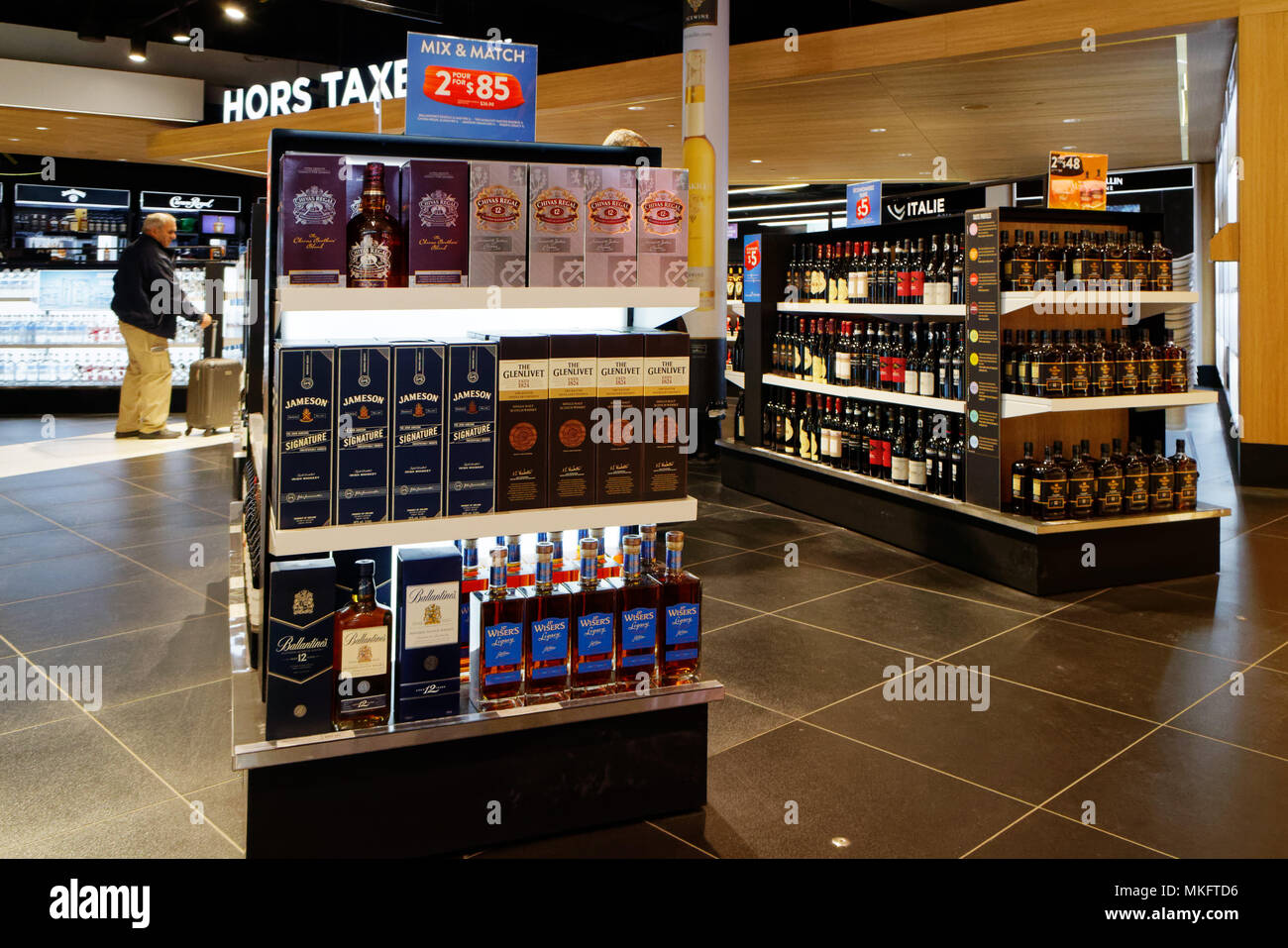 Whisky En Vente Dans Des Boutiques Hors Taxes Dans La Boucle Zone De Shopping De L Aeroport Trudeau De Montreal Photo Stock Alamy