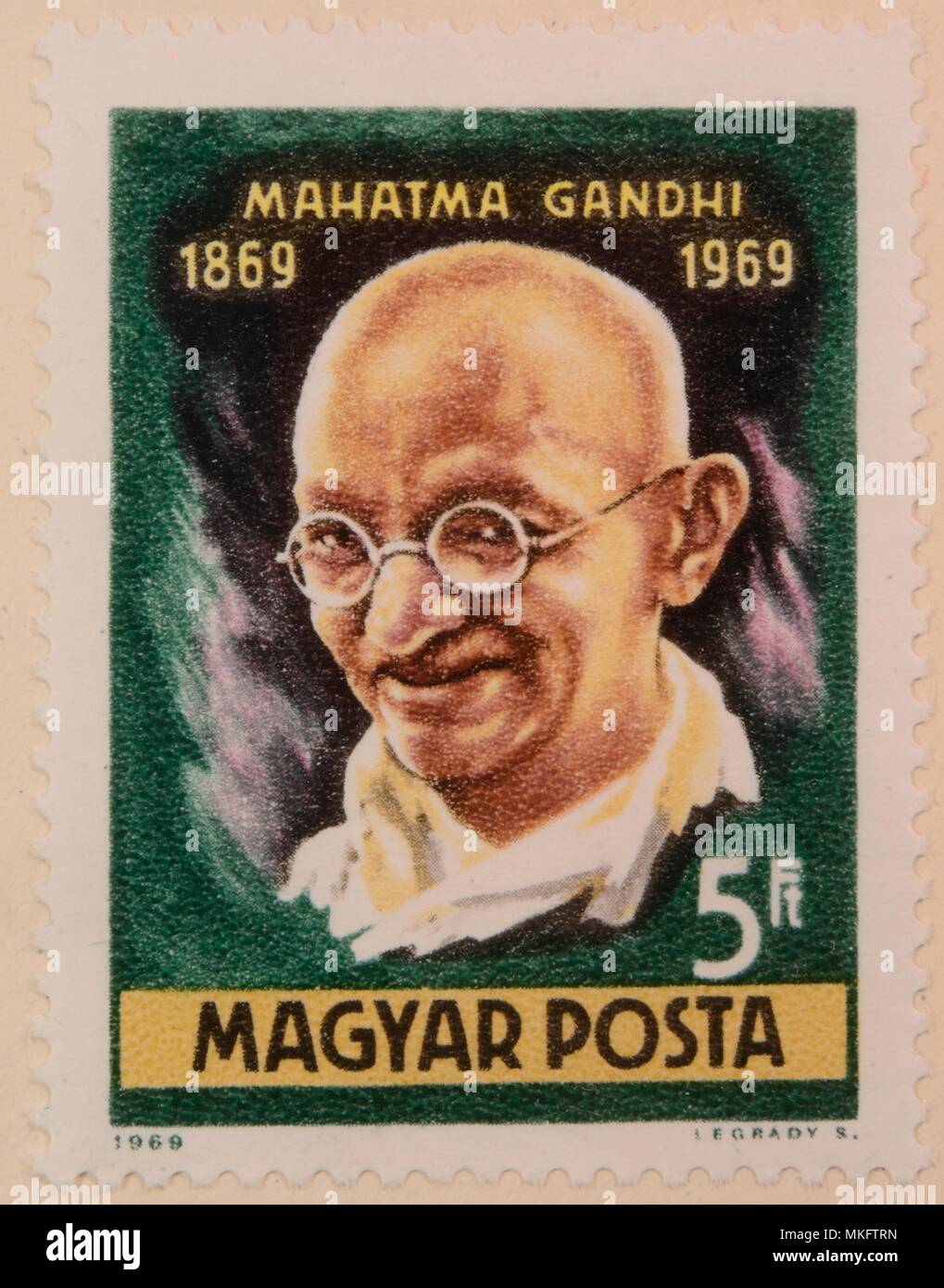 Mahatma Gandi, le chef de l'Inde non-violente du mouvement indépendantiste, portrait sur un timbre Hongrois Banque D'Images