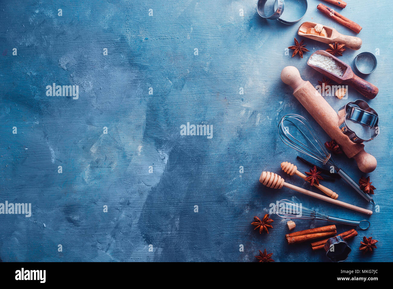 Outils de cuisson et des ingrédients à partir de ci-dessus. Concept de cuisson avec des pelles, fouets, emporte-pièce, le sucre, la farine, les oeufs, l'anis étoile et cannelle sur un Banque D'Images