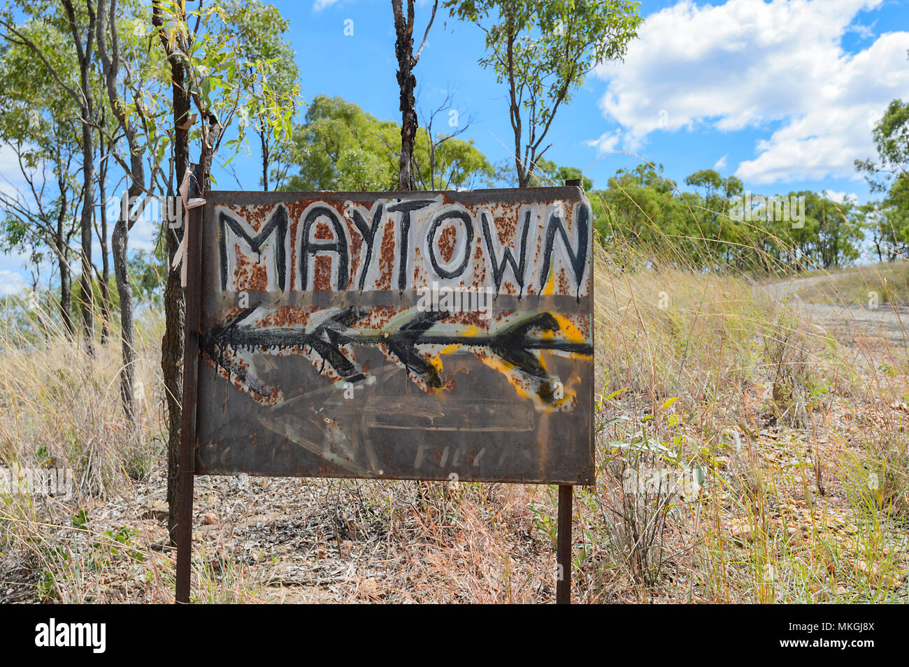 Old rusty signe indiquant la façon de Maytown, une vieille ville fantôme de la ruée vers l'or, l'extrême nord du Queensland, Australie, Queensland, FNQ Banque D'Images