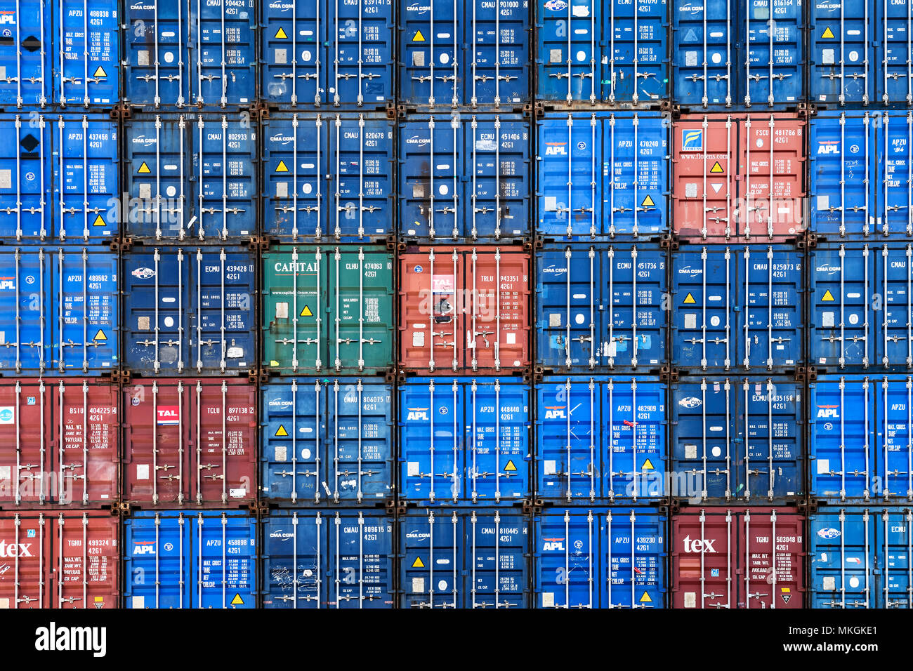 Les conteneurs empilés dans le port de Hambourg, Allemagne Banque D'Images