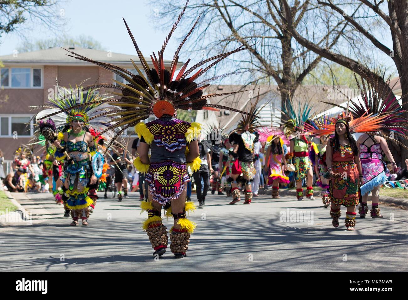 Danseurs du Kalpulli Ketzal Coatlicue, au festival Premier Mai à Minneapolis, Minnesota, USA. Banque D'Images