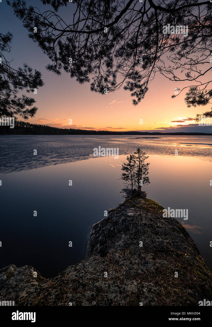 Paysage avec lac de fusion et coucher du soleil à belle soirée printanière en Finlande Banque D'Images