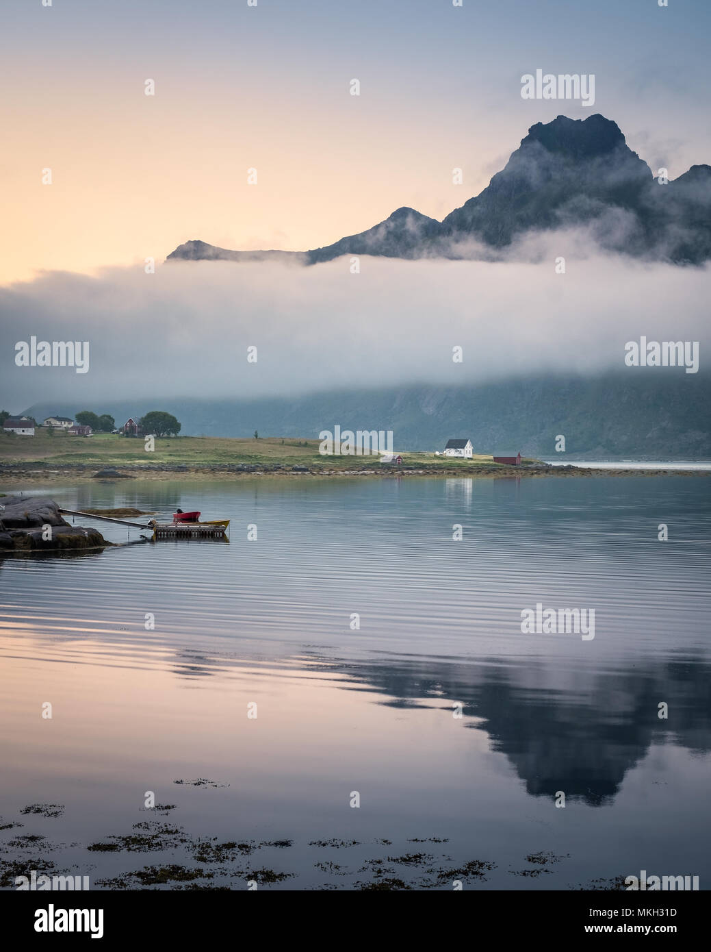 Paysage de montagne pittoresque avec réflexion et des nuages bas à une nuit d'été dans les Lofoten, Norvège Banque D'Images