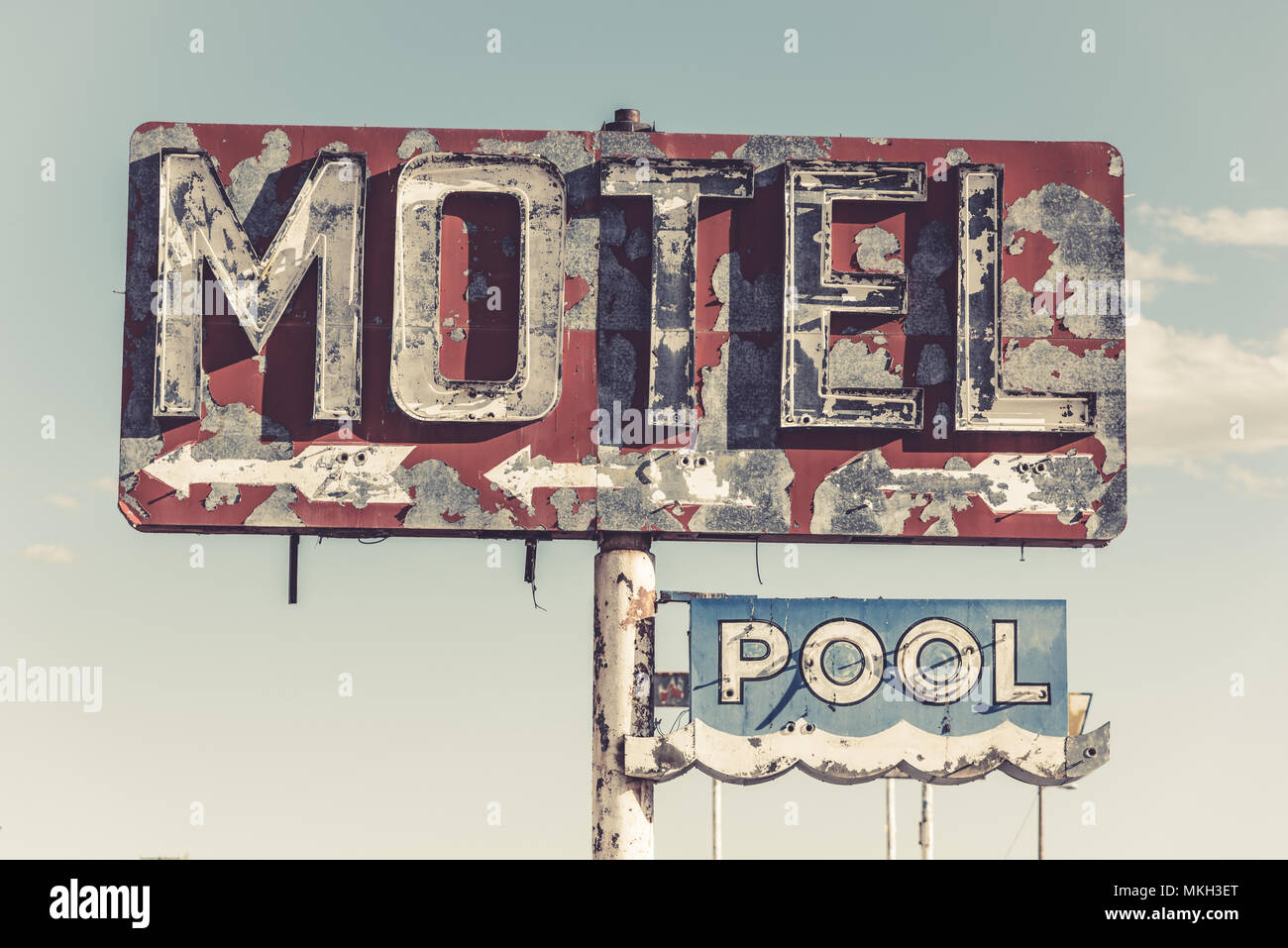Un délabrés, vintage motel sign dans le désert de l'Arizona Banque D'Images