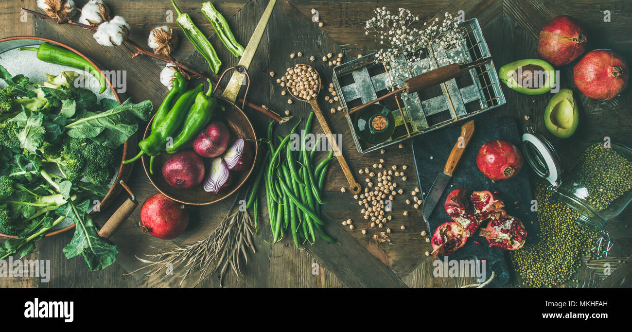 L'hiver l'alimentation végétarienne ou végétalienne ingrédients de cuisson sur fond de bois Banque D'Images