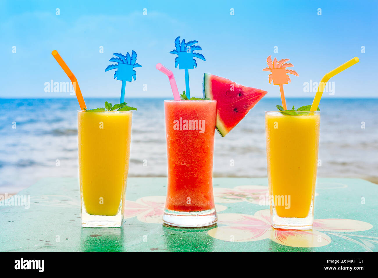 Deux verres et agiter la mangue melon d'agiter dans l'tropical beach Banque D'Images