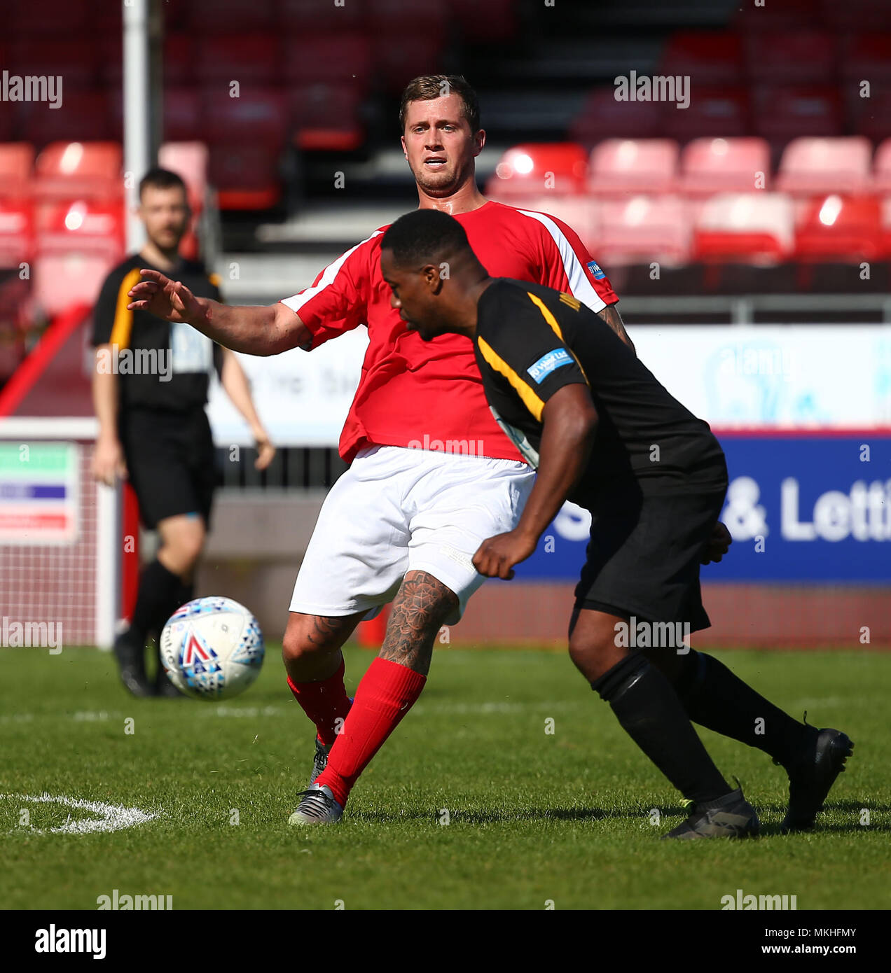 Crawley Sussex, UK 7 mai 2018 - La personnalité de télévision Dan Osborne vu lors d'un match de football à Crawley Town Football Club. L'argent recueilli ira à Buzby 4 qui a la paralysie cérébrale tétraplégique et a besoin d'une chirurgie pour contribuer à lui faire marcher sans aide. Credit : James Boardman/Alamy Live News Banque D'Images