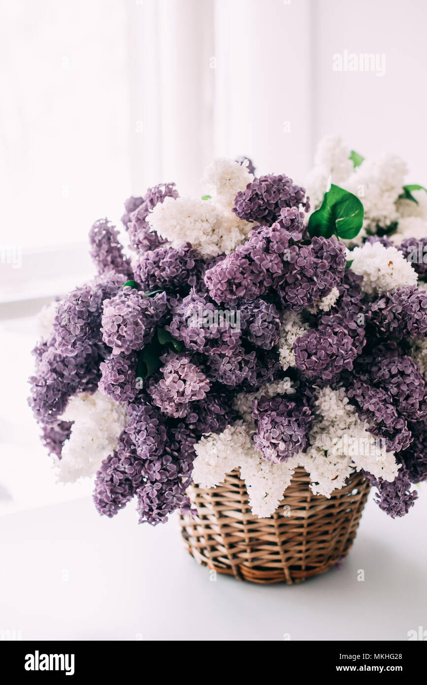 Bouquet de fleurs lilas mauve et blanc dans panier en osier sur ta Photo  Stock - Alamy