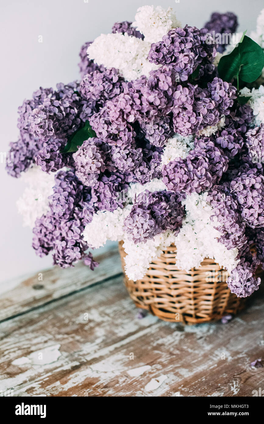 Bouquet de fleurs lilas mauve et blanc dans panier en osier sur ta Photo  Stock - Alamy