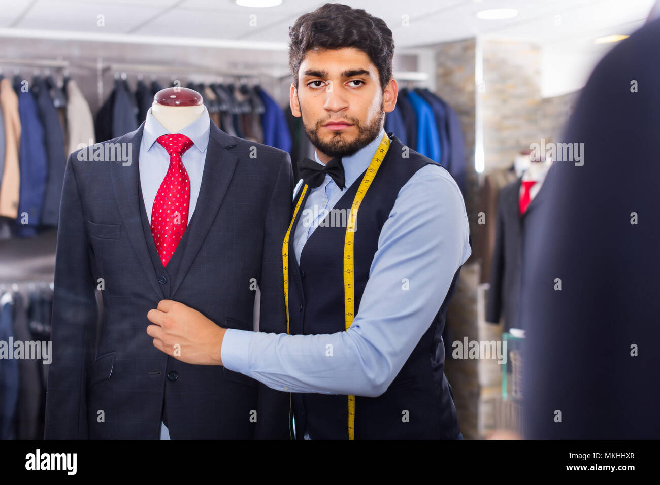 L'homme est la création des adultes libre de droit avec cravate rouge en  magasin Photo Stock - Alamy