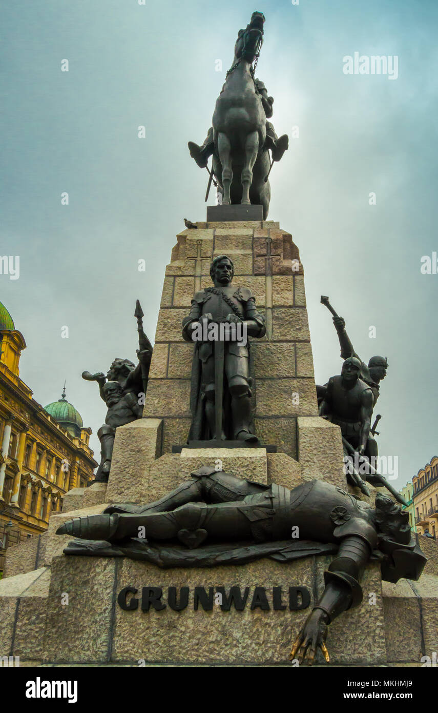 Bataille de Grunwald monument situé dans la Vieille Ville (Stare Miasto) de Cracovie, Pologne. Des statues des guerriers avec des bâtiments en arrière-plan. Banque D'Images