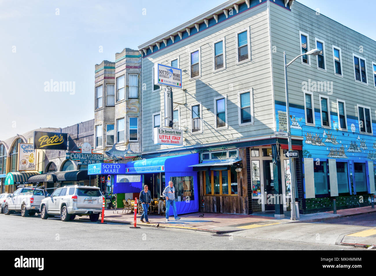 SAN FRANCISCO - Apr 2, 2018 : restaurants Italiens, des épiceries fines et des boulangeries à la communauté de North Beach de la Petite Italie de San Francisco. Banque D'Images