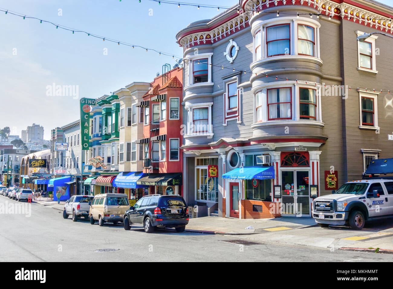 SAN FRANCISCO - Apr 2, 2018 : restaurants Italiens, des épiceries fines et des boulangeries à la communauté de North Beach de la Petite Italie de San Francisco. Banque D'Images