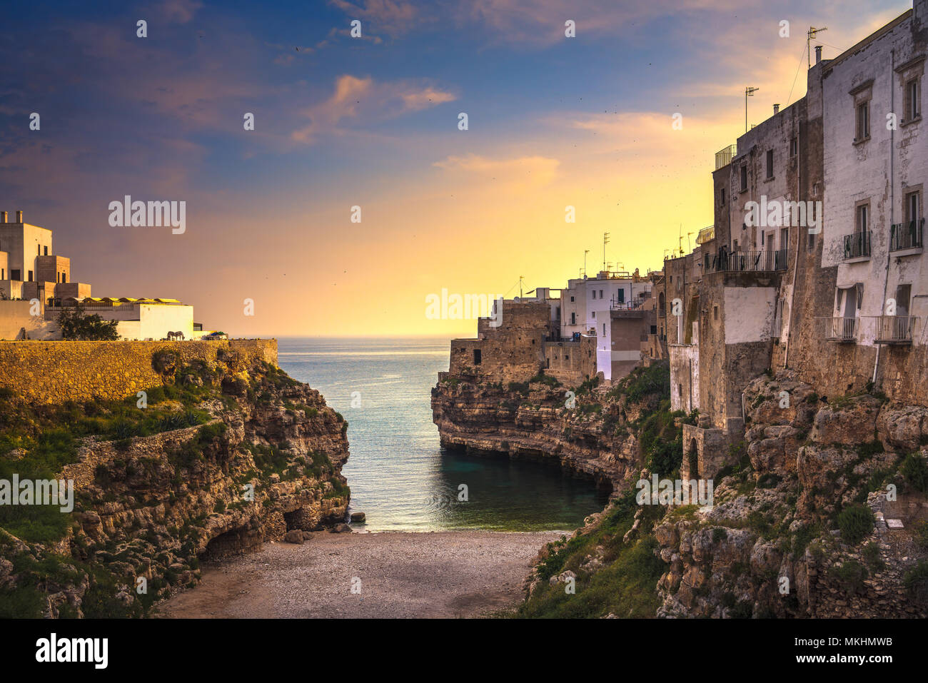 Polignano a Mare village sur les rochers au lever du soleil, Bari, Pouilles, Italie du sud. L'Europe. Banque D'Images