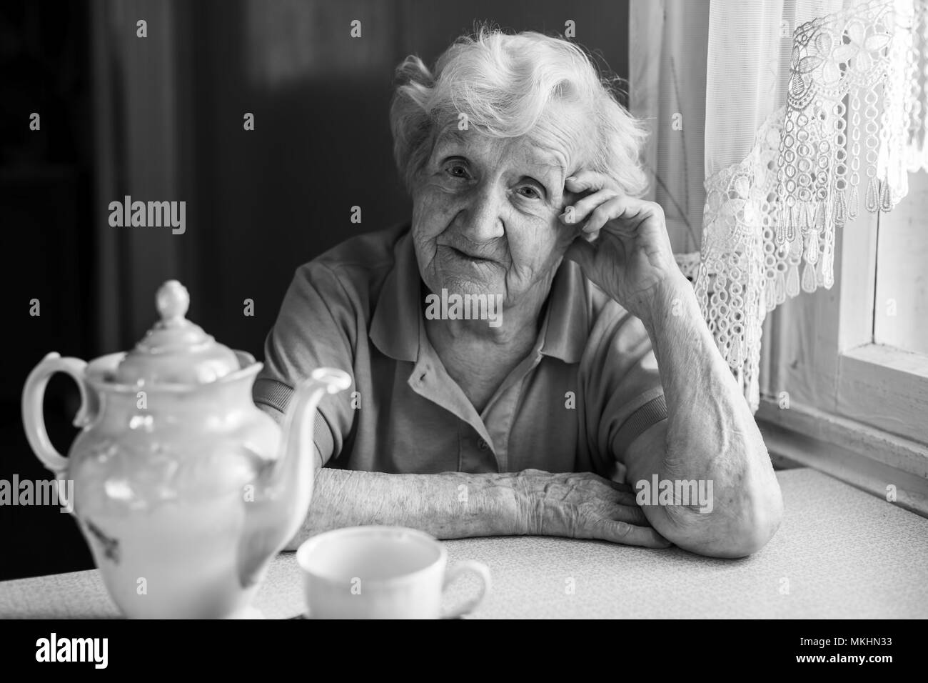 Le noir et blanc portrait d'une femme âgée, à son domicile. Banque D'Images