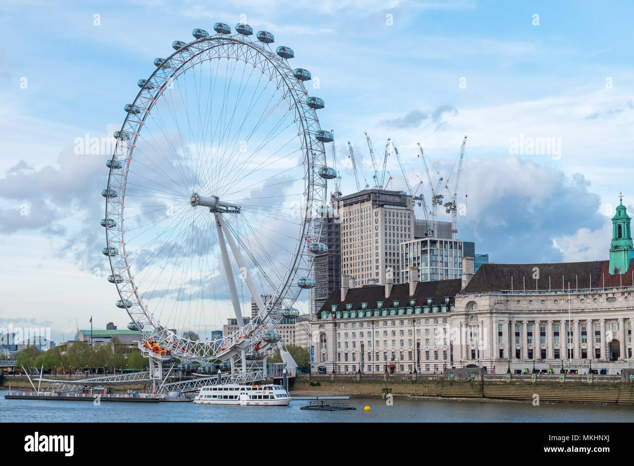 Le London Eye est une grande roue située sur la rive sud de la rivière Thames. Il est considéré comme l'un des Londpnâ les plus populaires d'attracti Banque D'Images